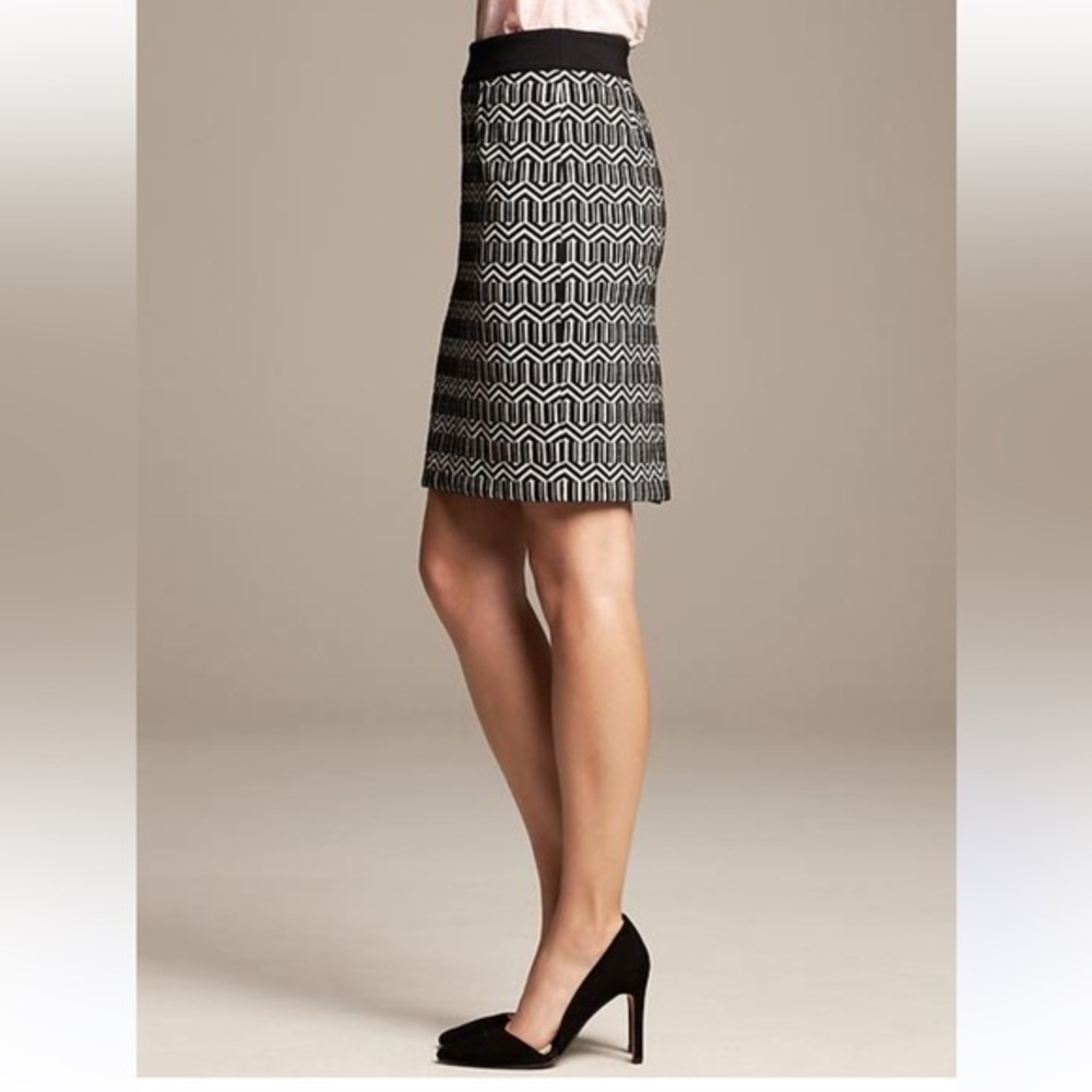 Banana Republic Black and White Zigzag textured thick Mini Skirt geo jacquard